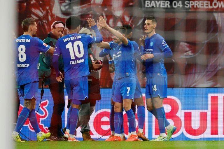 لاعبو باير ليفركوزن يحتفلون بهدف التشيكي باتريك شيك (يمين رقم 14) في مرمى لايبزيغ خلال لقاء الفريقين في الدوري الألماني لكرة القدم. لايبزيغ، شرق ألمانيا، في 20 كانون الأول/ديسمبر 2025