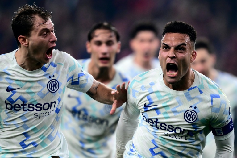 قائد انتر ميلان الدولي الارجنتيني لاوتارو مارتينيس يحتفل بهزه شباك جنوى (2-1) في جنوى في الدوري الايطالي في 14 كانون الأول/ديسمبر 2025