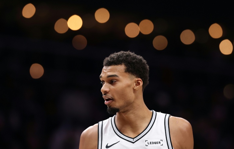 سجل الفرنسي فيكتور ويمبانياما 26 نقطة من مقاعد البدلاء في فوز فريقه سان أنتونيو سبيرز على أتالانتا هوكس