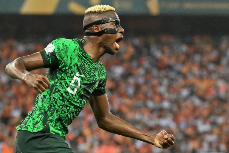 مهاجم نيجيريا فيكتور أوسيمهن خلال المباراة النهائية لكأس الأمم الإفريقية 2024 ضد ساحل العاج على ملعب الحسن واتارا الأولمبي في إيبيمبي، أبيدجان، في 11 شباط/فبراير 2024