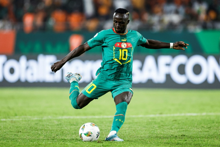 السنغالي ساديو مانيه لحظة تسديده ركلة جزاء في الشوطين الاصافيين للمباراة ضد ساحل العاج في ثمن نهائي كأس الأمم الإفريقية 2024 على ملعب شارل كونان باني في ياموسوكرو في 29 كانون الثاني/يناير 2024