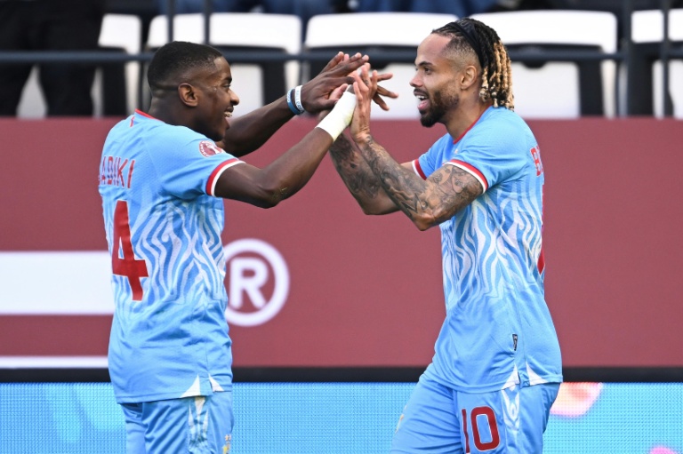 مهاجم جمهورية الكونغو الديمقراطية ثيو بونغوندا (يمين) يحتفل بهدفه مع لاعب الوسط نواه صاديقي خلال مباراة المجموعة الرابعة في كأس الأمم الإفريقية على ملعب المدينة في الرباط، في 23 كانون الأول/ديسمبر 2025
