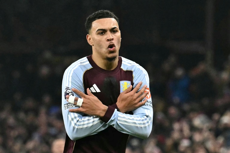 لاعب وسط أستون فيلا مورغان رودجرز (#27) يحتفل بتسحيل هدف فريقه الأول في مرمى مانشستر يونايتد ضمن الدوري الإنكليزي لكرة القدم. ملعب فيلا بارك، برمنغهام، وسط إنكلترا، في 21 كانون الأول/ديسمبر 2025.