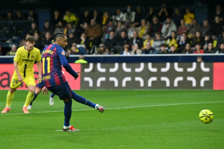 المهاجم البرازيلي لبرشلونة رافينيا يفتتح التسجيل من ركلة جزاء في مرمى فياريال خلال مواجهة الفريقين ضمن الدوري الإسباني لكرة القدم على ملعب