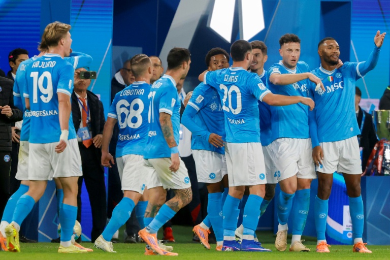 لاعبو نابولي يحتفلون بتسجيل الهدف الأول في مرمى بولونيا ضمن نهائي الكأس السوبر الإيطالية لكرة القدم على ملعب الأول بارك. جدة، السعودية، في 22 كانون الأول/ديسمبر 2025.