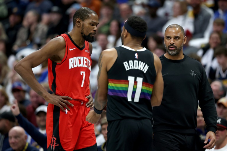 كيفن دورانت (يسار)، لاعب هيوستن روكتس، وبروس براون (وسط) لاعب دنفر ناغتس، خلال مباراة في دوري كرة السلة الأميركي للمحترفين، دنفر، في 20 كانون الأول/ديسمبر 2025