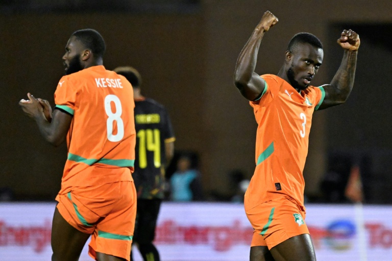 مدافع ساحل العاج غيسلان كونان (يمين) ومواطنه فرانك كيسييه يحتفلان بهدف أماد ديالو في مرمى الكاميرون في الجولة الثانية من منافسات المجموعة السادسة في كأس الأمم الإفريقية على ملعب مراكش في 28 كانون الأول/ديسمبر 2025