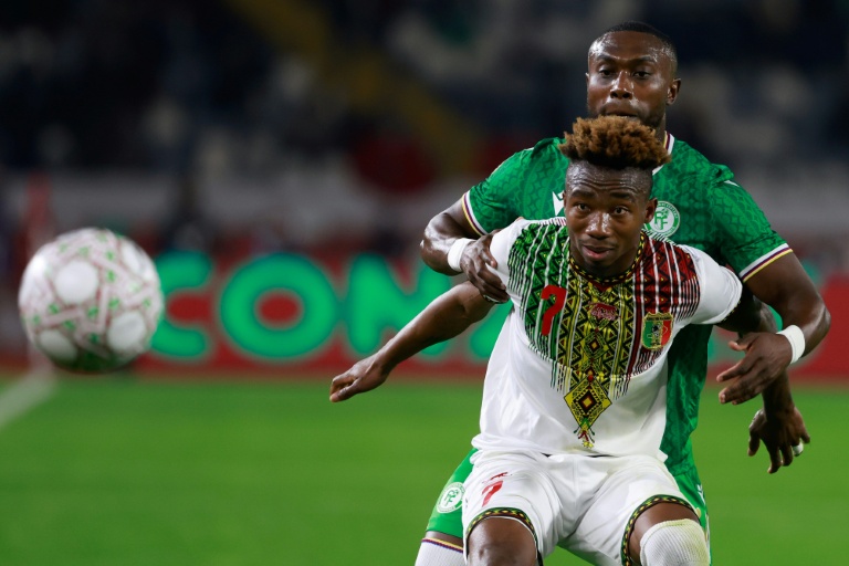 المالي دورجيليس نيني أمام القمري بنجلود يوسف في مواجهة المنتخبين ضمن كأس الأمم الإفريقية في كرة القدم. الدار البيضاء، في 29 كانون الأول/ديسمبر 2025