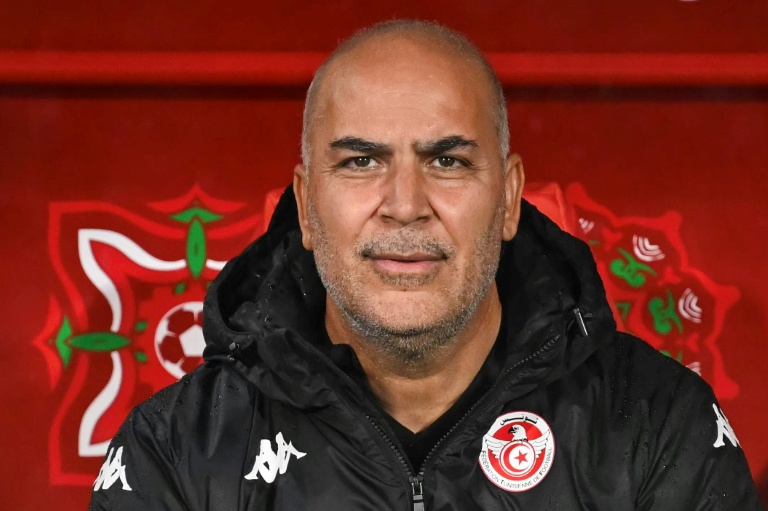 مدرب المنتخب التونسي سامي الطرابلسي خلال المباراة ضد اوغندا في الجولة الاولى من كاس الامم الافريقية في الرباط في 23 كانون الأول/ديسمبر 2025