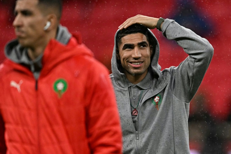 مدافع المنتخب المغربي أشرف حكيمي بملعب الأمير مولاي عبد الله في الرباط قبل مواجهة مالي ضمن منافسات المجموعة الأولى في كأس أمم إفريقيا في 26 كانون الأول/ديسمبر 2025