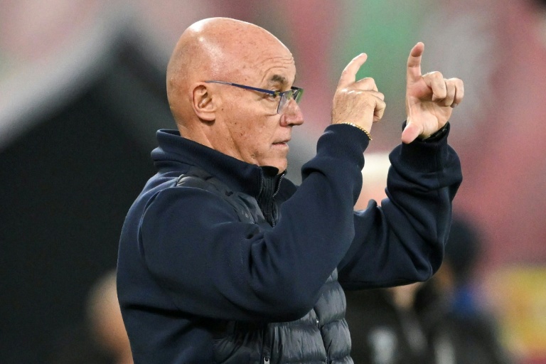 المدرب الارجنتيني لمنتخب تنزانيا ميغيل غاموندي خلال مباراة في كأس الأمم الإفريقية لكرة القدم ضمن منافسات المجموعة الثالثة ضد أوغندا على ملعب البريد في الرباط في 27 كانون الأول/ديسمبر 2025