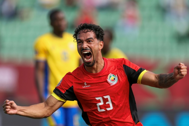 مدافع منتخب موزامبيق ديوغو كاليلا (#23) يحتفل بتسجيل هدفه في مرمى الغابون ضمن كأس الأمم الإفريقية لكرة القدم. الملعب الكبير في أغادير، المغرب، في 28 كانون الأول/ديسمبر 2025.