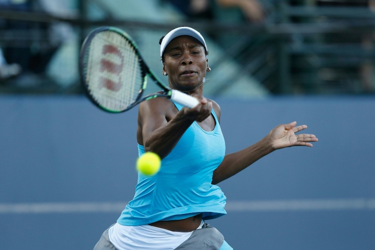 الاميركية فينوس وليامس خلال مباراتها أمام أليسون ريسك في نصف نهائي دورة بنك أوف ذا ويست كلاسيك على ملعب تاوب فاميلي بجامعة ستانفورد في كاليفورنيا في 23 يوليو/تموز 2016