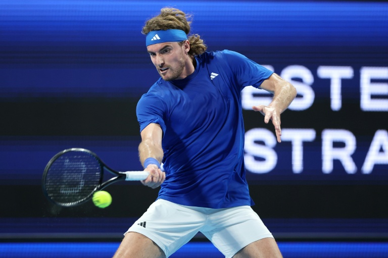 لعب اليوناني ستيفانوس تسيتسيباس أول مباراة له منذ ما يقرب من أربعة أشهر حيث تغلب على الياباني شينتارو موتشيزوكي