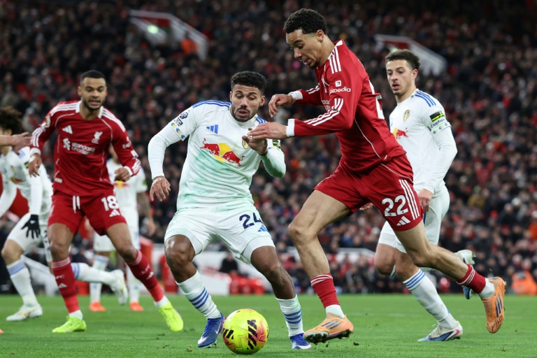 المهاجم الفرنسي لليفربول، أوغو إيكيتيكيه (#22)، في مواجهة مدافع ليدز يونايتد جيمس جاستن (#24) خلال مواجهة الفريقين ضمن الدوري الإنكليزي لكرة القدم. ملعب أنفيلد رود، ليفربول. في 1 كانون الثاني/يناير 2026.