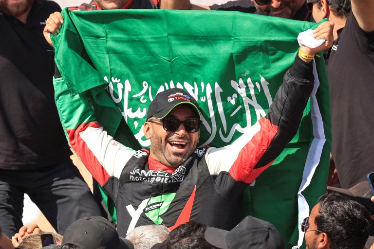 منح يزيد الراجحي السعودية أول لقب لها في فئة السيارات ضمن رالي دكار الصحراوي مطلع 2025