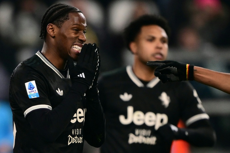 المهاجم الكندي ليوفنتوس، جوناثان ديفيد (يسار #30) يتحسّر بعد إضاعة ركلة جزاء في مواجهة ليتشي ضمن الدوري الإيطالي لكرة القدم. تورينو، في 3 كانون الثاني/يناير 2026.