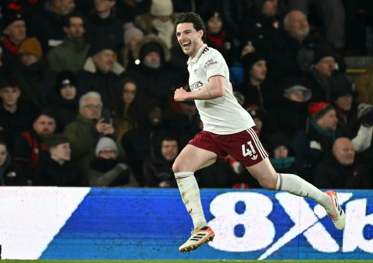 لاعب ارسنال ديكلان رايس فرحا بتسجيله الهدف الثاني الشخصي له والثالث لفريقه أمام بورنموث في فيتاليتي ستاديوم في 3 كانون الثاني/يناير 2026