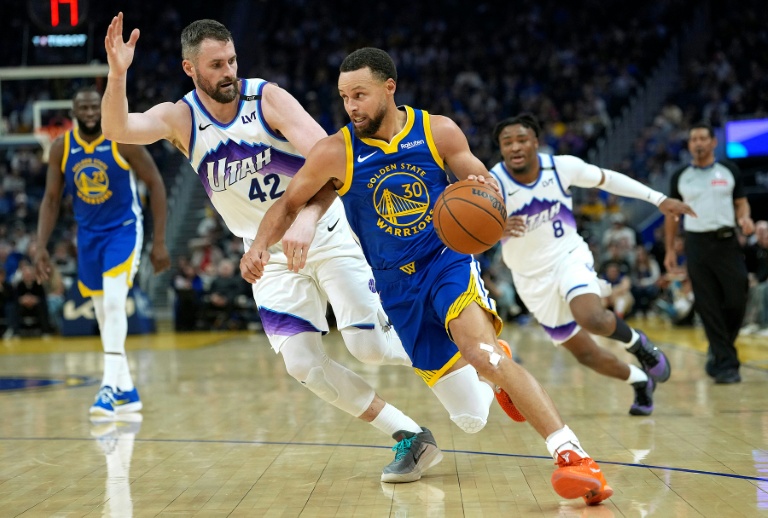 ستيفن كوري نجم غولدن ستايت ووريرز يخترق نحو السلة خلال فوز ووريرز على يوتا جاز في دوري كرة السلة الأميركي للمحترفين، في 3 كانون الثاني/يناير 2025
