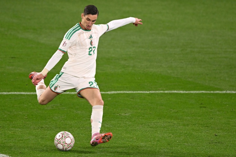 مهاجم الجزائر عادل بولبينة لحظة تسديده كرة هدف الفوز في مرمى جمهورية الكونغو الديموقراطية (1-0 بعد التمديد) في الدور ثمن النهائي لكاس الامم الافريقية في الرباط في السادس من كانون الثاني/يناير 2026