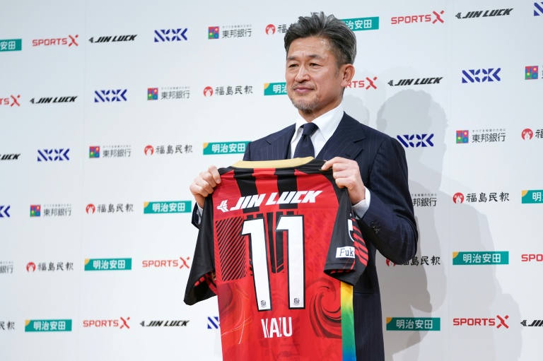 الياباني كازويوشي ميورا (58 عاما) يعرض قميص نادي فوكوشيما يونايتد لكرة القدم خلال مؤتمر صحافي في طوكيو في 9 كانون الثاني/يناير 2026