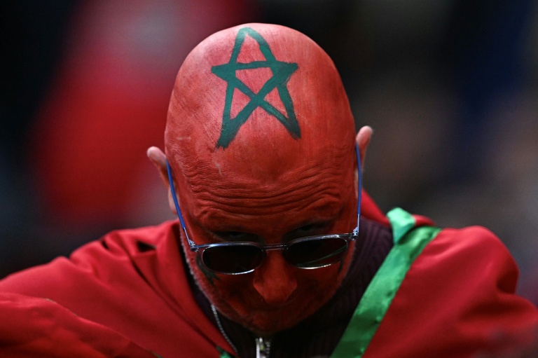 Un supporter du Maroc, dont la tête est maquillée aux couleurs du drapeau marocain, dans le tribunes du 8e de finale de la CAN remporté par le Maroc contre la Tanzanie, le dimanche 4 janvier 2026, à Rabat