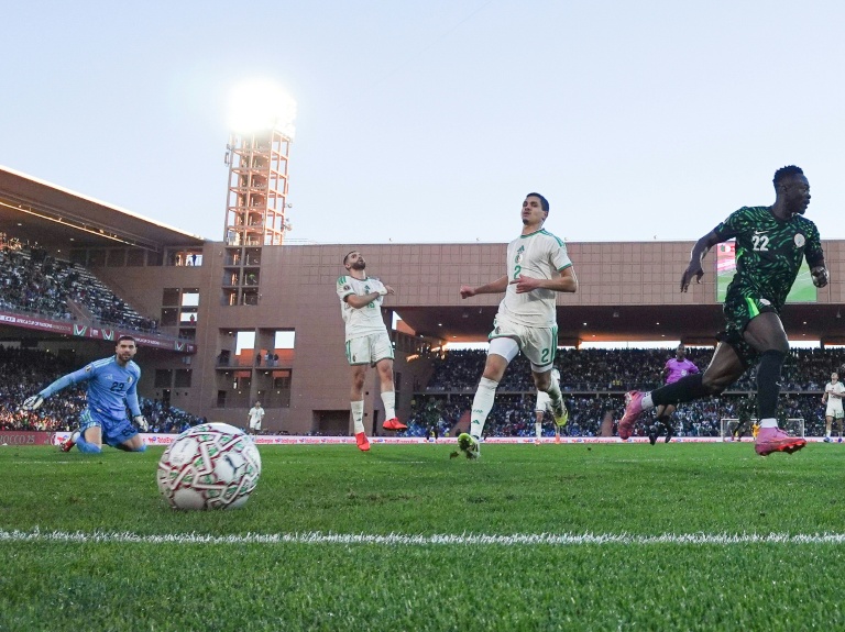 المهاجم النيجيري أكور آدامس يحتفل بالهدف الثاني في مرمى الجزائر خلال مباراة الدور ربع النهائي لكأس أمم إفريقيا على الملعب الكبير في مراكش في 10 كانون الثاني/يناير 2026