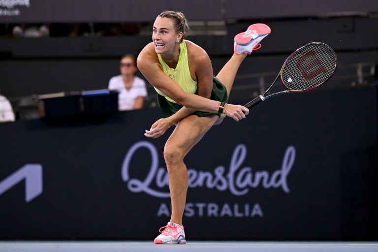 البيلاروسية أرينا سابالينكا خلال مواجهتها الأميركية ماديسون كيز في ربع نهائي دورة بريزبين الأسترالية في كرة المضرب الجمعة في 9 كانون الثاني/يناير 2025