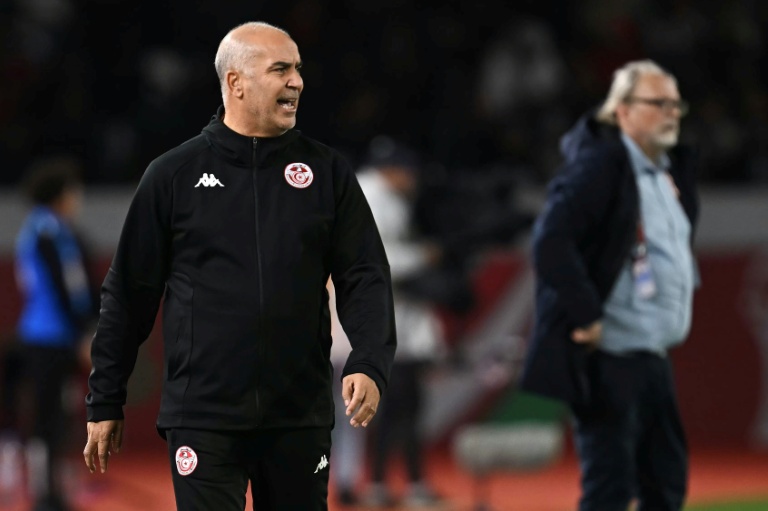 مدرب منتخب تونس سامي الطرابلسي (يسار) يصرخ موجهاً تعليماته للاعبيه خلال مباراة الدور ثمن النهائي لكأس أمم إفريقيا ضد مالي على ملعب محمد الخامس في الدار البيضاء في 3 كانون الثاني/يناير 2026