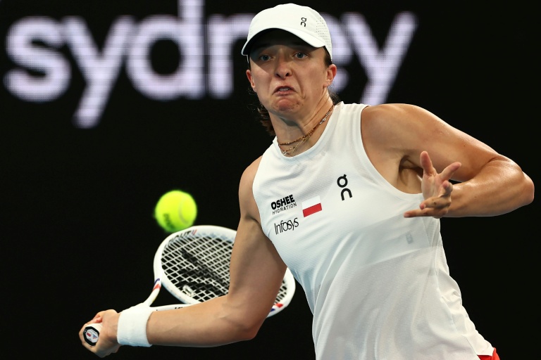 البولندية إيغا شفيونتيك تصد كرة للاسترالية مايا جوينت في ربع نهائي كأس يونايتد لكرة المضرب في سيدني في 9 كانون الثاني/يناير 2026