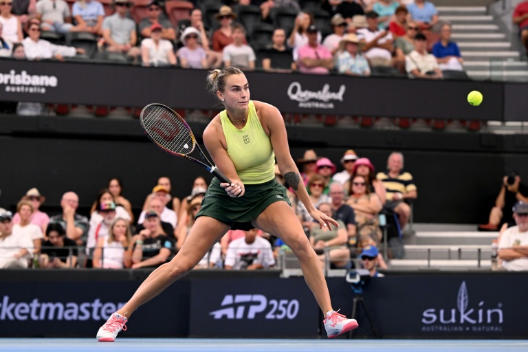 البيلاروسية أرينا سابالينكا خلال مباراتها مع الرومانية سورانا كيرستيا في دورة بريزبين لكرة المضرب في الثامن من كانون الثاني/يناير 2026