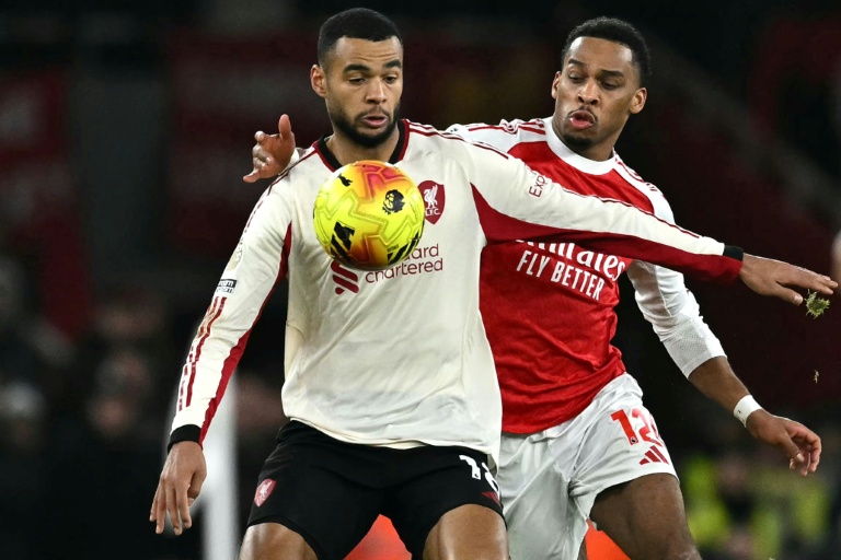 المهاجم الهولندي لليفربول كودي خاكبو (#18) يحمي الكرة أمام مواطنه مدافع أرسنال جوريان تيمبر (#12) خلال مواجهة الفريقين ضمن الدوري الإنكليزي لكرة القدم. ملعب الإمارات، لندن. في 8 كانون الثاني/يناير 2026.