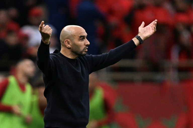 مدرب منتخب المغربي وليد الركراكي خلال المباراة ضد تنزانيا في ثمن نهائي كأس أمم إفريقيا لكرة القدم على ملعب الأمير مولاي عبد الله في الرباط في الرابع من كانون الثاني/يناير 2026