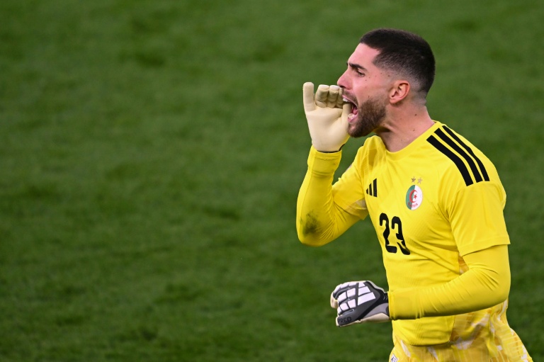 حارس مرمى الجزائر لوكا زيدان يصرخ خلال مباراة الدور ثمن النهائي لكأس الأمم الإفريقية امام جمهورية الكونغو الديمقراطية على ملعب الأمير مولاي الحسن في الرباط في السادس من كانون الثاني/يناير 2026