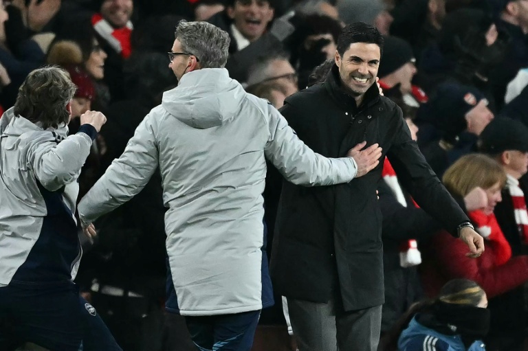 المدرب الإسباني لأرسنال ميكل أرتيتا (يمين) يحتفل مع مساعديه بعد تسجيل فريقه الهدف الرابع في مرمى أستون فيلا خلال مواجهة الفريقين ضمن الدوري الإنكليزي لكرة القدم. ملعب الإمارات، لندن، في 30 كانون الأول/ديسمبر 2025.