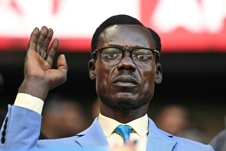 طوال المباراة يظل مبولادينغا واقفا مثل صنم رافعا ذراعه اليمنى مع فتح راحة اليد