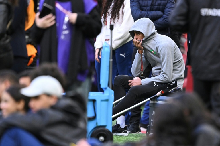 لاعب وسط المغرب المصاب عز الدين أوناحي يجلس على دكة البدلاء خلال المباراة ضد تنزانيا في ثمن نهائي كاس الأمم الإفريقية في الرباط في الرابع من كانون الثاني/يناير 2026