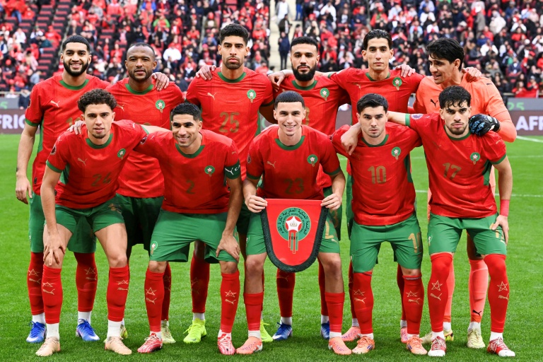 صورة جماعية للاعبي منتخب المغرب خلال مباراة الدور ثمن النهائي في كأس أمم إفريقيا لكرة القدم أمام منتخب تنزانيا على ملعب الأمير مولاي عبد الله في الرباط، في الرابع من كانون الثاني/يناير 2026