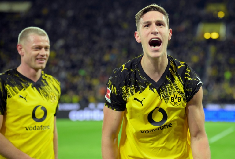 نيكو شلوتربيك (يمين) يحتفل بالتسجيل لبوروسيا دورتموند في مرمى ضيفه فيردر بريمن في الدوري الالماني لكرة القدم. دورتموند، غرب ألمانيا، في 13 كانون الثاني/يناير 2026