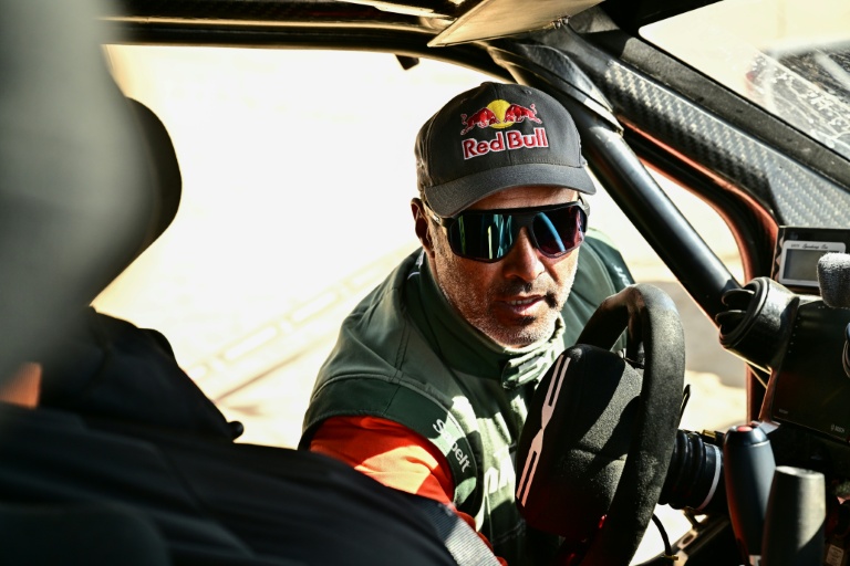 القطري ناصر العطية بعد نهاية المرحلة التاسعة من رالي دكار بين وادي الدواسر وبيشة، السعودية، في 13 كانون الثاني/يناير 2026