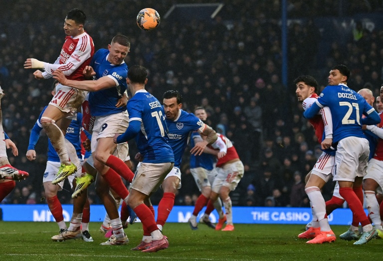 اللاعب البرازيلي لأرسنال غابريال مارتينيلي (#11) يحرز برأسية هدف فريقه الرابع، الهدف الشخصي الثالث له، في مرمى بورتسموث، ضمن الدور الثالث من كأس إنكلترا لكرة القدم. ملعب فراتون بارك، بورتسموث. في 11 كانون الثاني/يناير 2026.