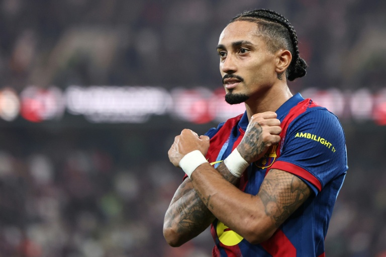 المهاجم البرازيلي رافينيا يحتفل بعد تسجيل الهدف الأول لبرشلونة في مرمى ريال مدريد خلال نهائي الكأس السوبر الإسبانية لكرة القدم. جدة في 11 كانون الثاني/يناير 2026