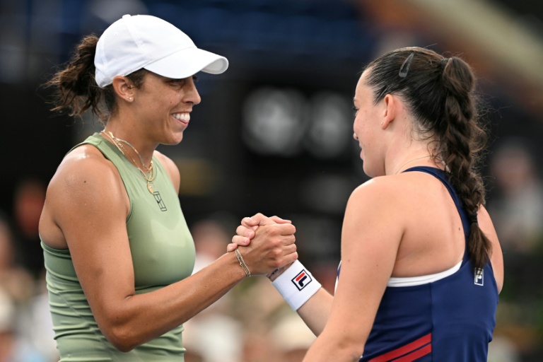الأميركية ماديسون كيز (يسار) تصافح التشيكية تيريزا فالينتوفا بعد مباراتهما في دورة أديلايد الدولية لكرة المضرب، في 14 كانون الثاني/يناير 2025