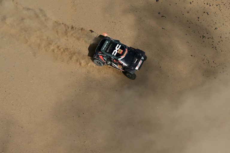 السائق القطري ناصر صالح العطية (داسيا) في المرحلة العاشرة من النسخة 48 من رالي دكار بين بيشة وبيشة في المملكة العربية السعودية، في 14 كانون الثاني/يناير 2026