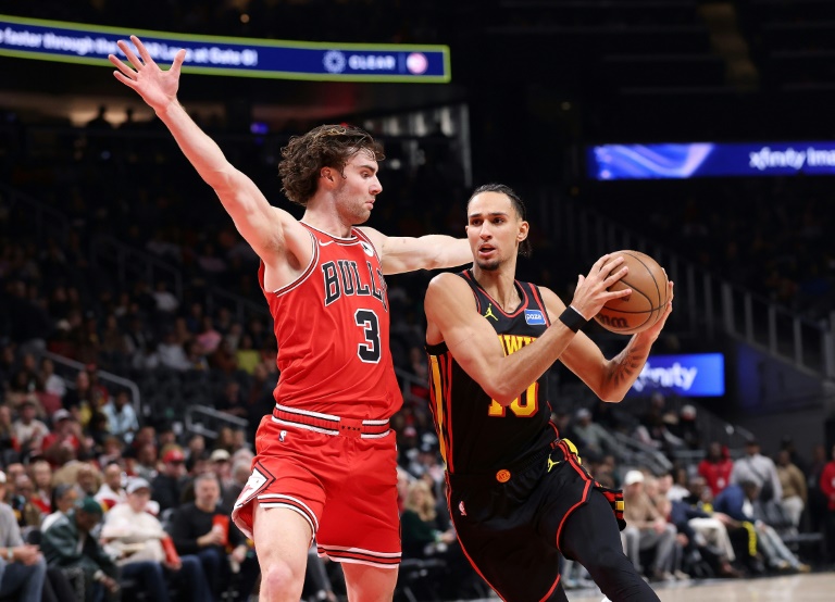 زاكاري ريزاشيه يحاول المرور عن الأسترالي جوش غيدي في مباراة أتلانتا وشيكاغو في دوري أن بي ايه