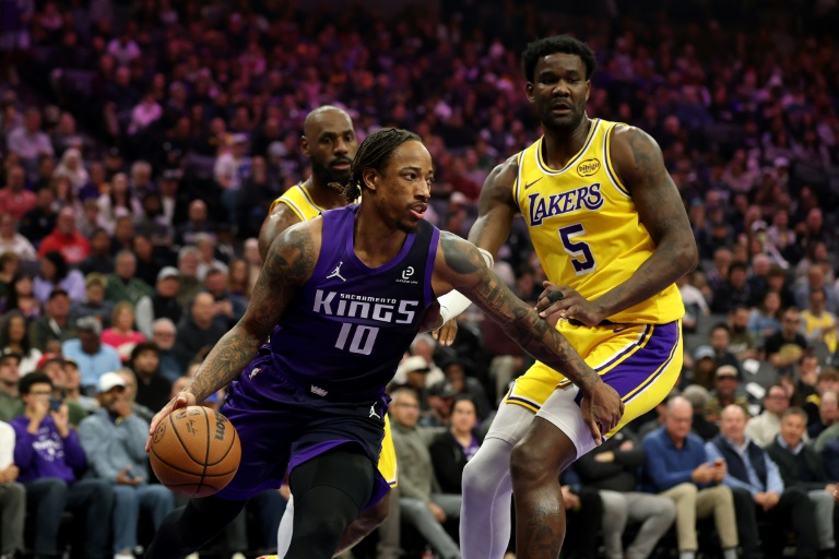 ديمار ديروزن نجم ساكرامنتو كينغز يحاول تجاوز دياندري أيتون من لوس أنجليس ليكرز في ملعب غولدن وان سنتر في ساكرامنتو، كاليفورنيا في 12 كانون الثاني/يناير 2026