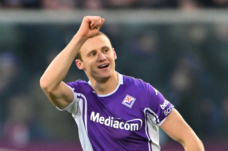 مدافع فيورنتينا بييترو كوموتسو يحتفل بتسجيل هدف في مرمى ميلان خلال مواجهة الفريقين ضمن الدوري الإيطالي لكرة القدم. ملعب أرتيميو فرانكي، فلورنسا. في 11 كانون الثاني/يناير 2026.