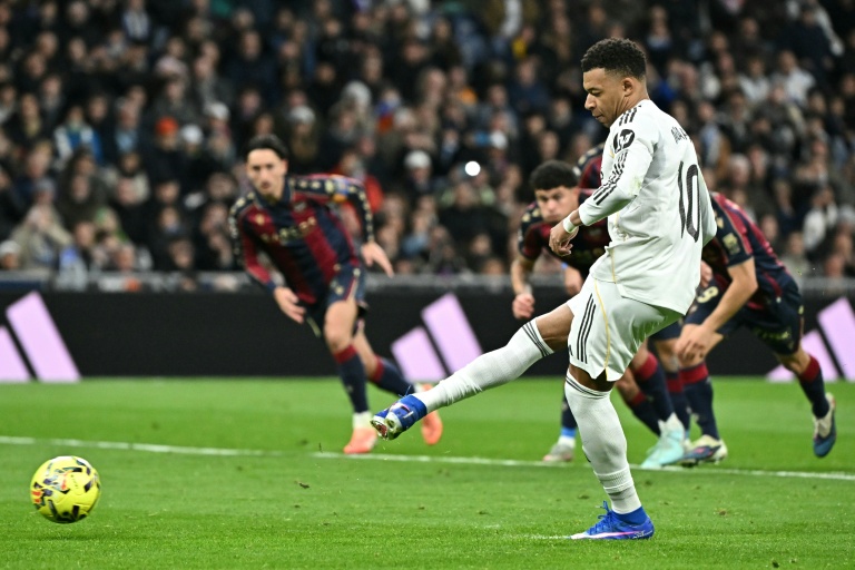 المهاجم الفرنسي لريال مدريد كيليان مبابي (#10) يفتتح التسجيل في مرمى ليفانتي خلال مواجهة الفريقين ضمن الدوري الإسباني لكرة القدم. ملعب سانتياغو برنابيو، مدريد، في 17 كانون الثاني/يناير 2026.