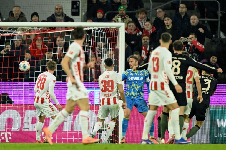 الكوري الجنوبي كيم مين-جاي (إلى اليمين)، يسجل الهدف الثاني لبايرن ميونيخ في مرمى كولن في في 14 كانون الثاني/يناير 2026