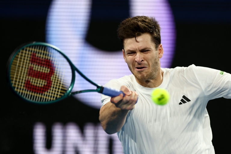 البولندي هوبرت هوركاش خلال مباراته مع السويسري ستانيسلاس فافرينكا في نهائي كأس يونايتد لكرة المضرب. سيدني في 11 كانون الثاني/يناير 2026